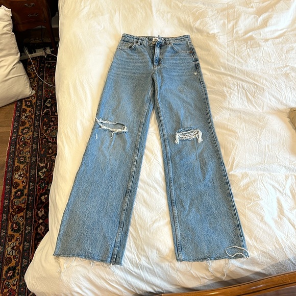 Beautiful flared Zara jean with knee rips - Picture 1 of 5